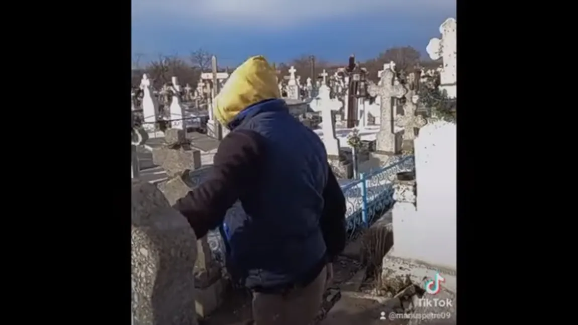 Imagini şocante într-un cimitir din Prahova. Mai mulți bărbați dansau pe manele cu cadavrul unei femei deshumate