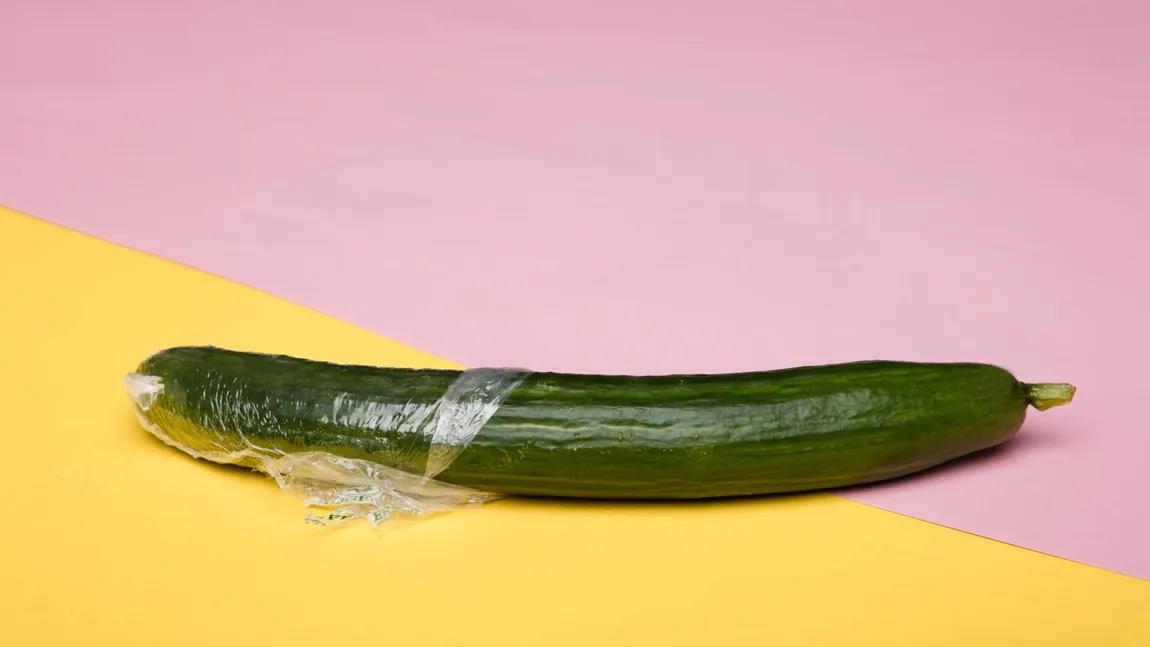 De ce castraveții lungi, din hypermarketuri, sunt ținuți în folie de plastic