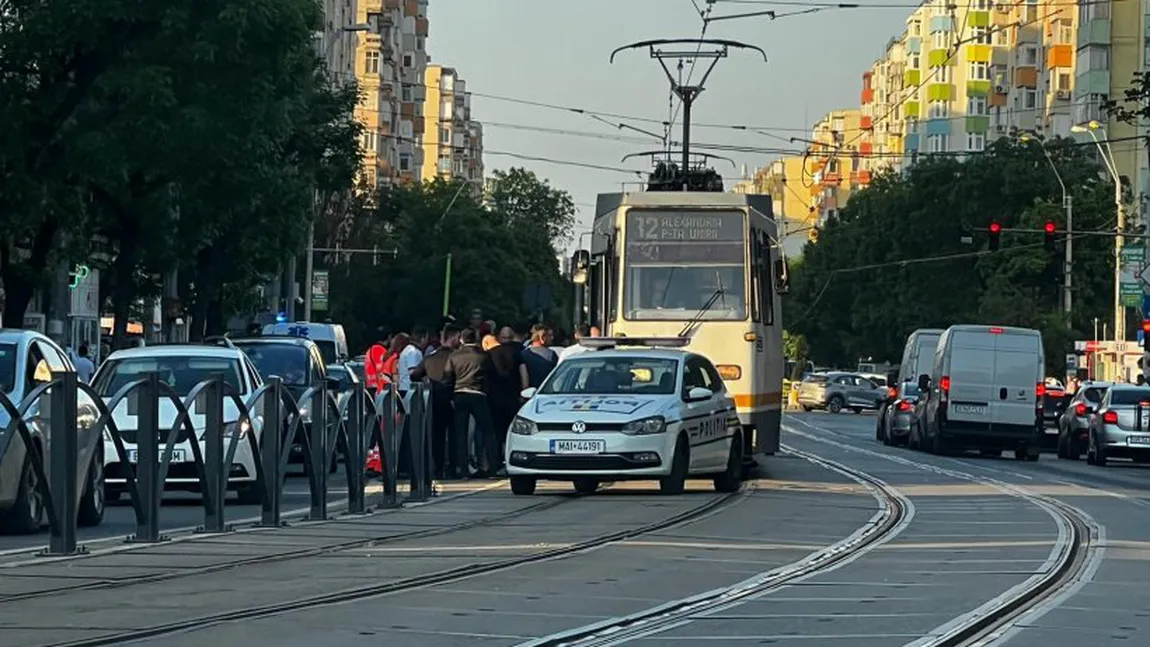 Femeie târâtă de tramvai în timp ce încerca să urce în el un cărucior în care se afla bebeluşul ei