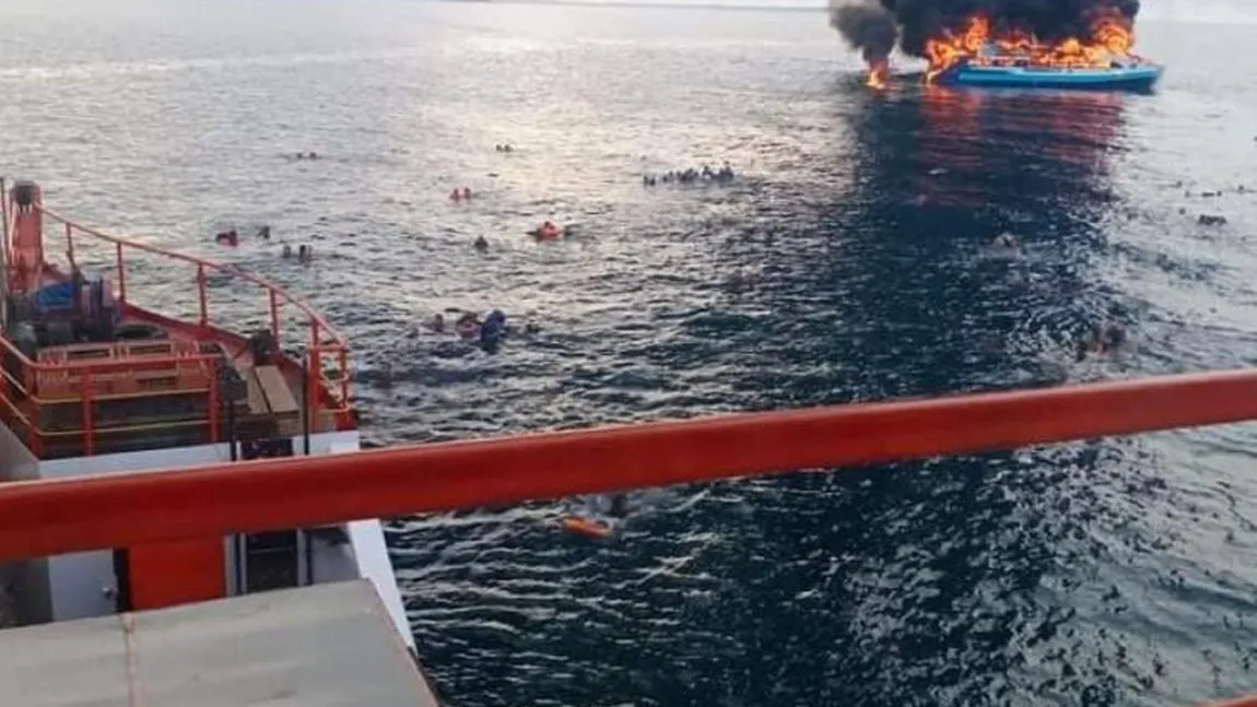 Incendiu devastator pe un feribot. Cel puţin şapte oameni au murit. Unii pasageri au sărit peste bord