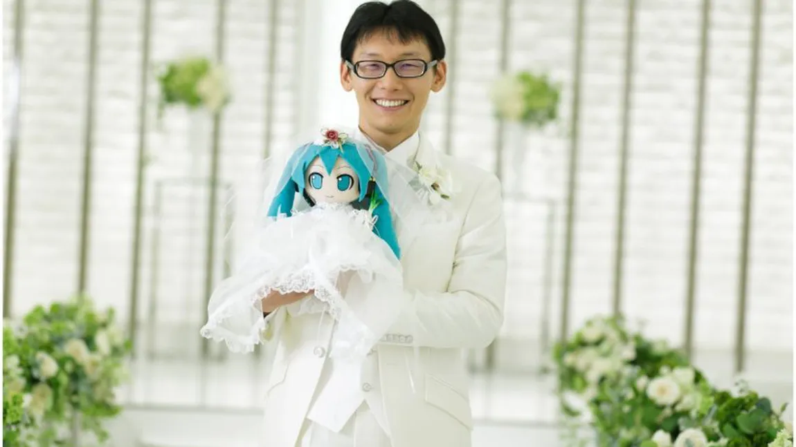 Probleme în paradis pentru japonezul căsătorit cu o hologramă. Se gândește la divorț fiindcă nu mai pot comunica din cauza unor probleme tehnice