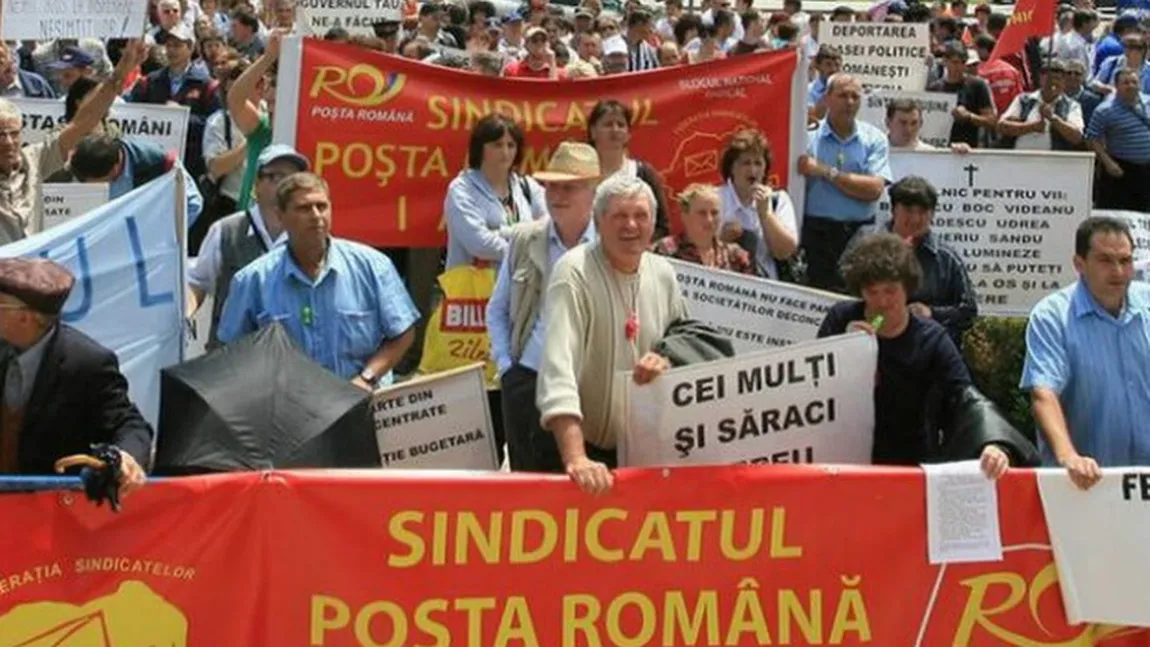 Protest al lucrătorilor poştali în Piaţa Victoriei. Angajaţii Poştei Române sunt nemulţumiţi de salariile scăzute şi de condiţiile de lucru