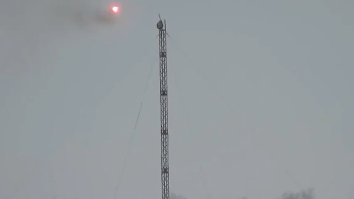 Scene de Cascadorii Râsului. Separatiştii pro-ruşi din Ucraina au tras o rachetă spre un turn de comunicaţii, dar au ratat ţinta şi firul rachetei s-a prins în cabluri VIDEO