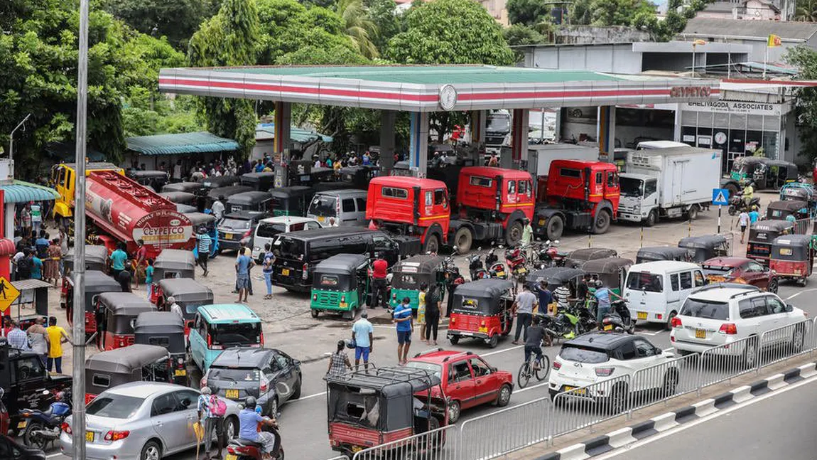 Prima ţară în faliment, închide şcoli şi activităţi din cauza penuriei de carburant: 