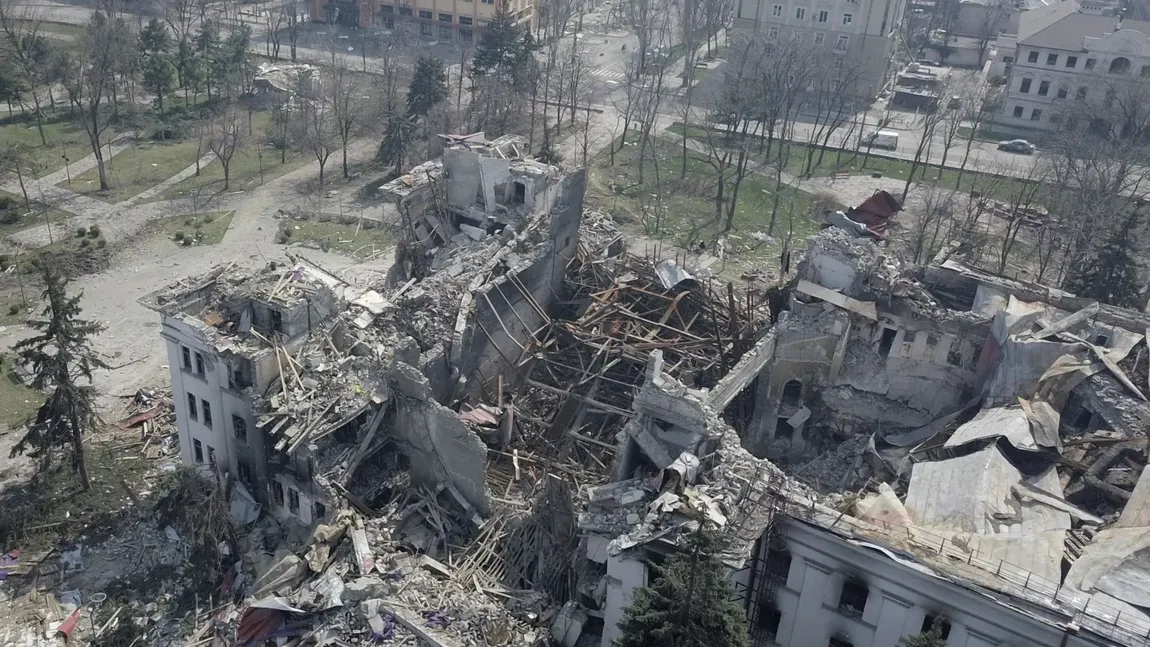 Numărul victimelor atacului asupra Teatrului din Mariupol ar fi dublu faţă de cel estimat iniţial ANCHETĂ