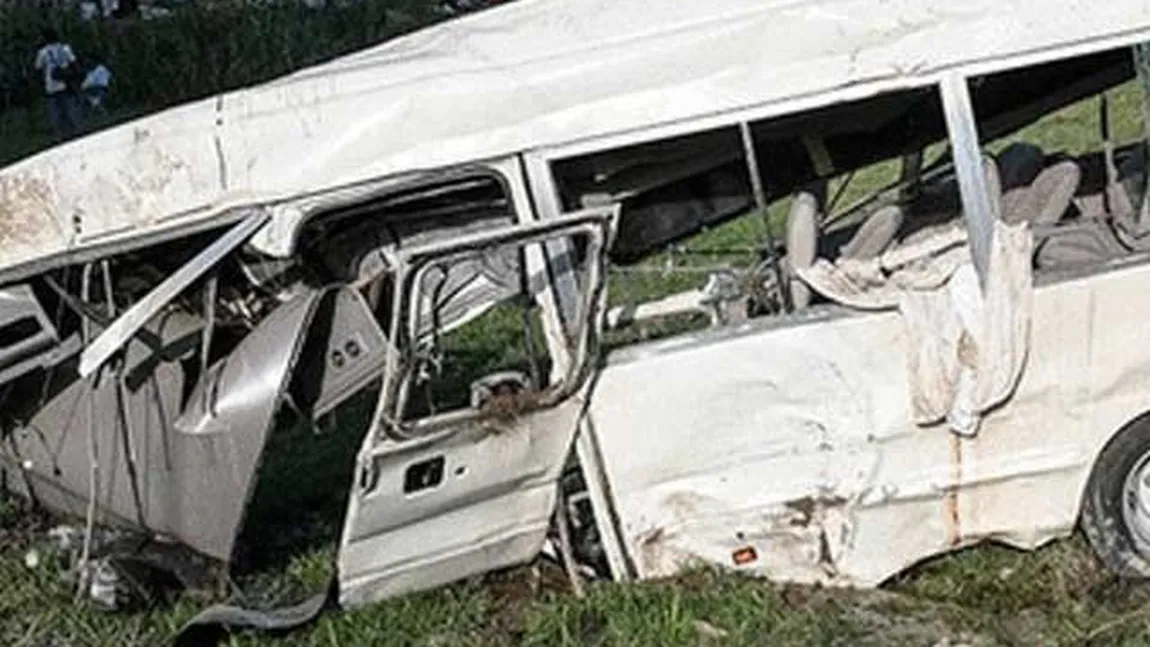 Accident teribil, cel puţin 22 de morţi după ce un microbuz a căzut în prăpastie VIDEO