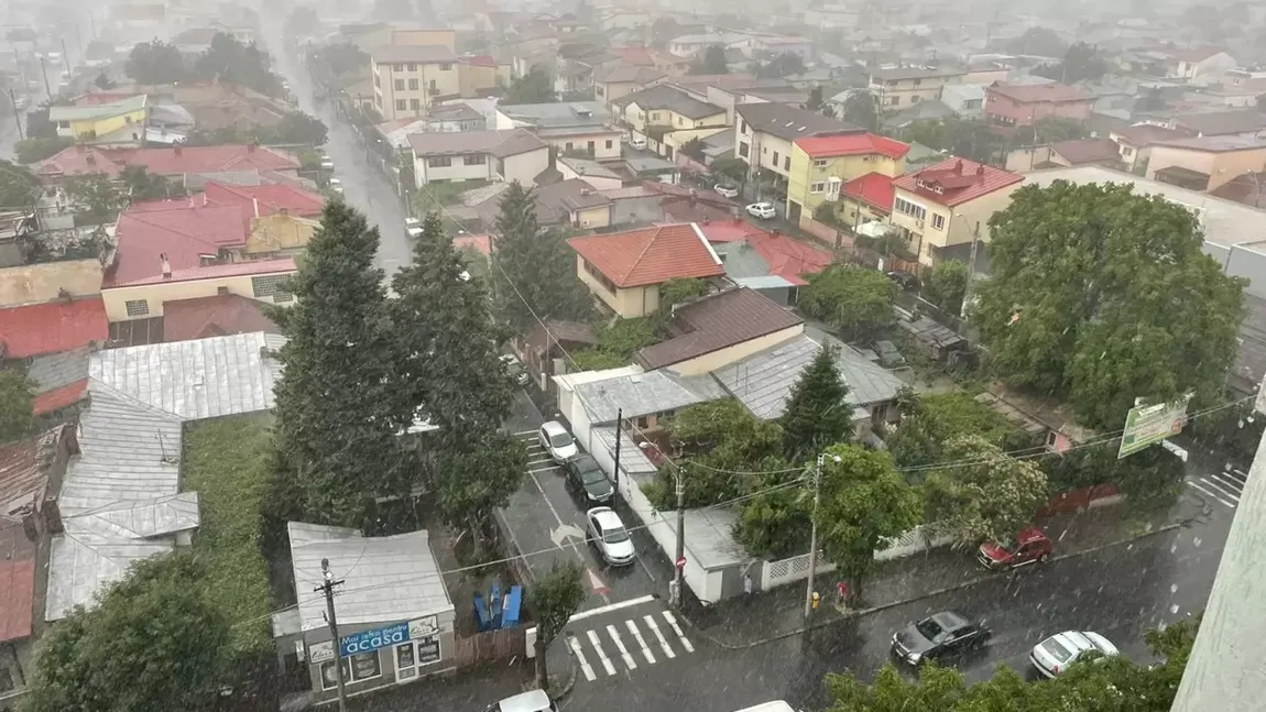 Prognoza meteo 27 aprilie. Vreme rece cu ploi torențiale și vijelii. La munte va ninge