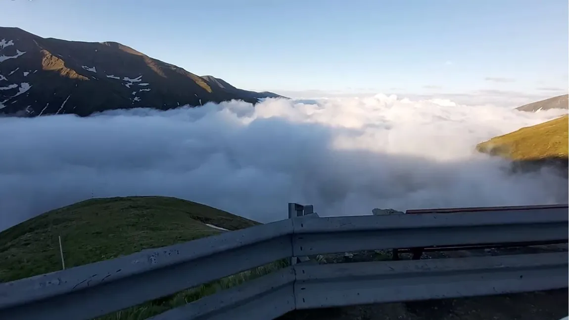 Marea de nori, fenomenul impresionant surprins pe Transfăgărășan. Explicaţia meteorologilor pentru imaginile de poveste VIDEO