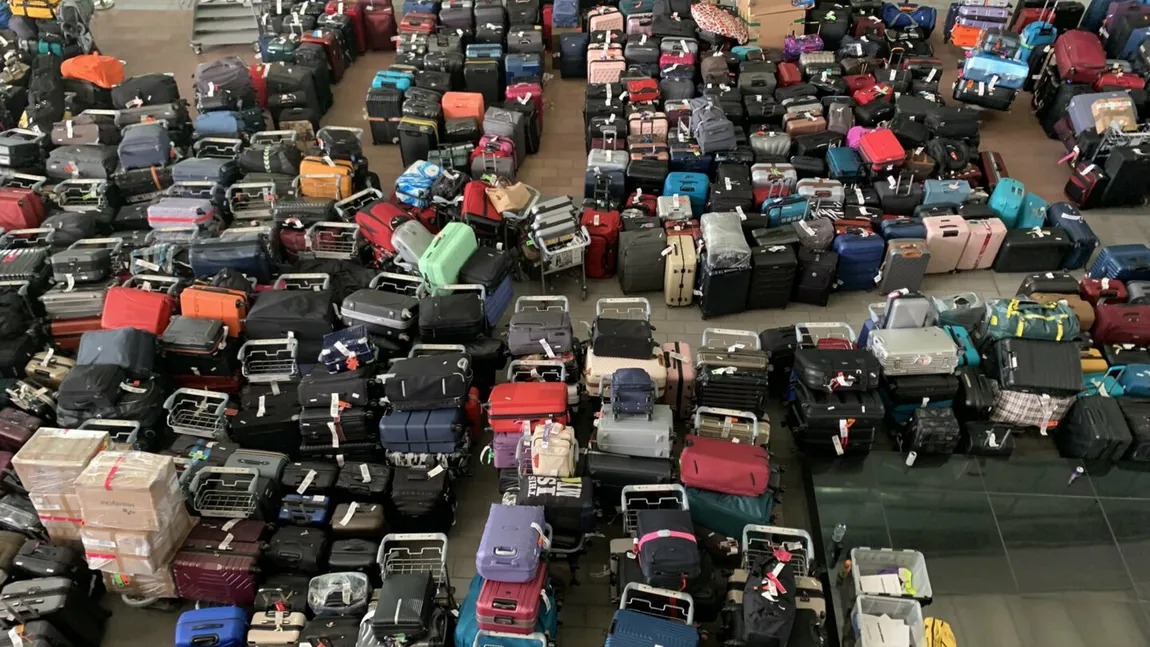 Imaginile zilei. Haos pe Heathrow. Covor de bagaje abandonate pe cel mai mare aeroport din Londra