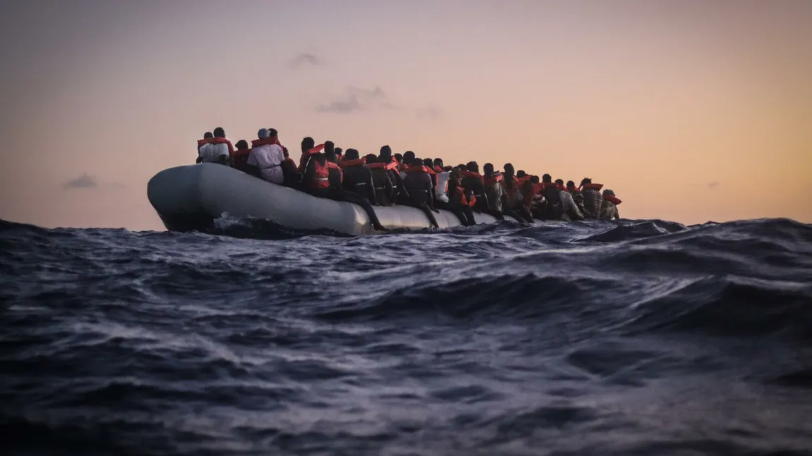 O femeie însărcinată a murit şi 22 de persoane sunt date dispărute după naufragiul unei ambarcaţiuni cu migranţi în Marea Mediterană