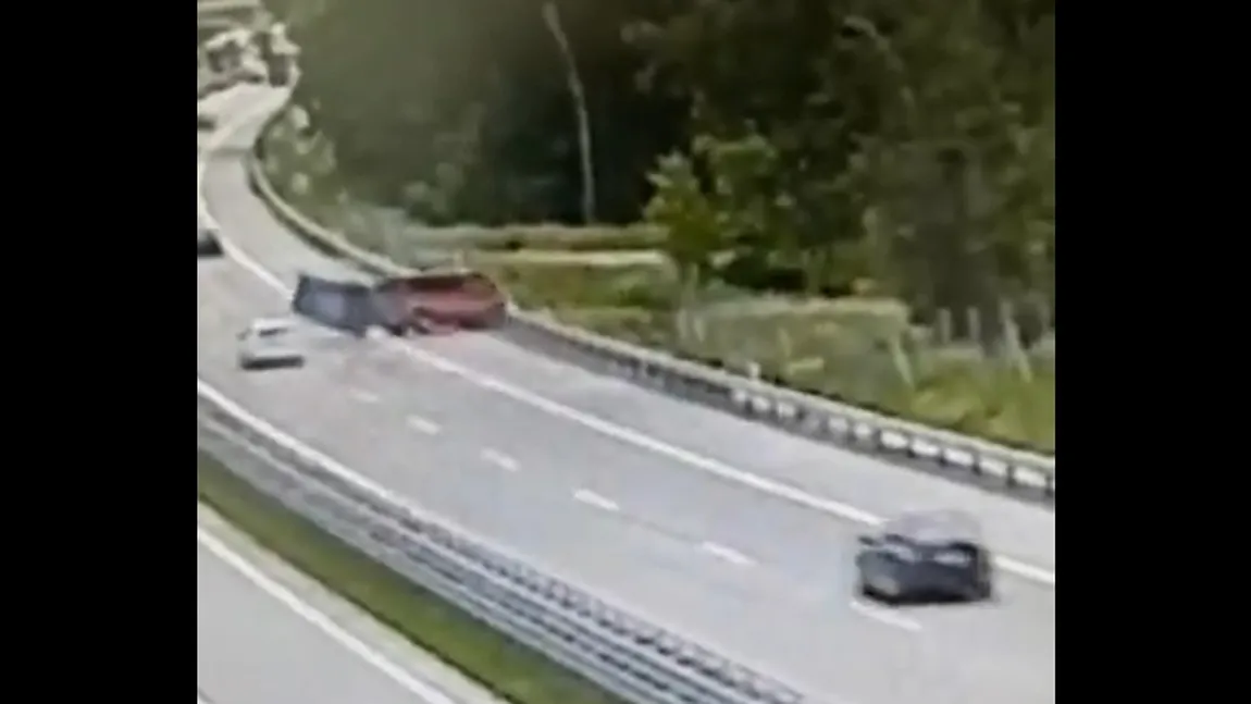 Accident cumplit în Cehia. Trei români au murit după ce un microbuz a fost acroşat şi scos de pe drum VIDEO