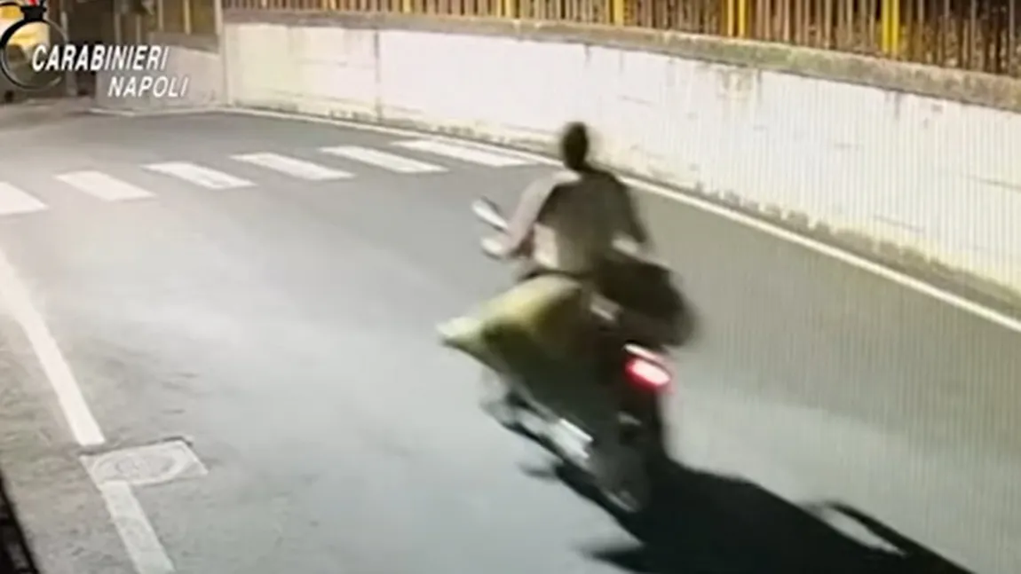 Un român a îngrozit Italia. Şi-a ucis prietenul şi i-a cărat cadavrul cu scuterul, prin oraş. Scene bizare filmate de camere