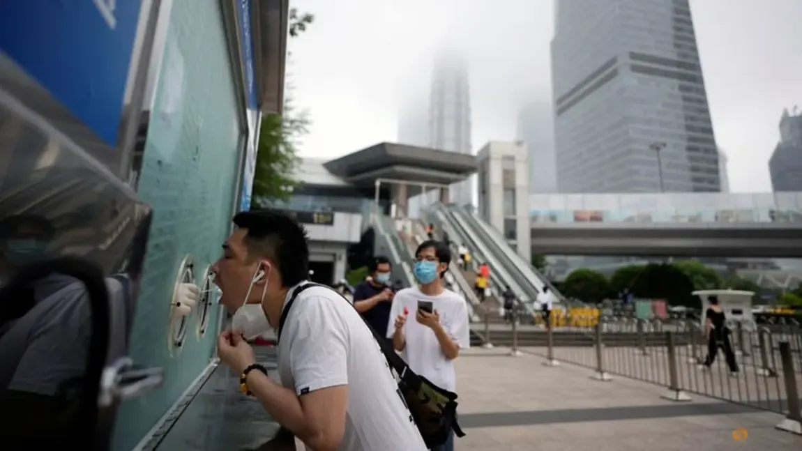 Mai multe districte din Shanghai introduc din nou carantina şi testarea în masă, iar la Beijing se închid spaţiile destinate divertismentului din cauza răspândirii Covid