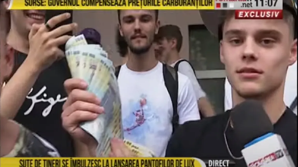 Zeci de tineri din Bucureşti au stat 12 ore la coadă pentru a cumpăra adidaşi la reducere: 
