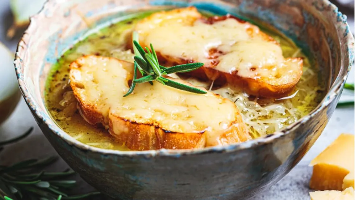 Supă de ceapă cu brânză gratinată. Cum se prepară reţeta franţuzească