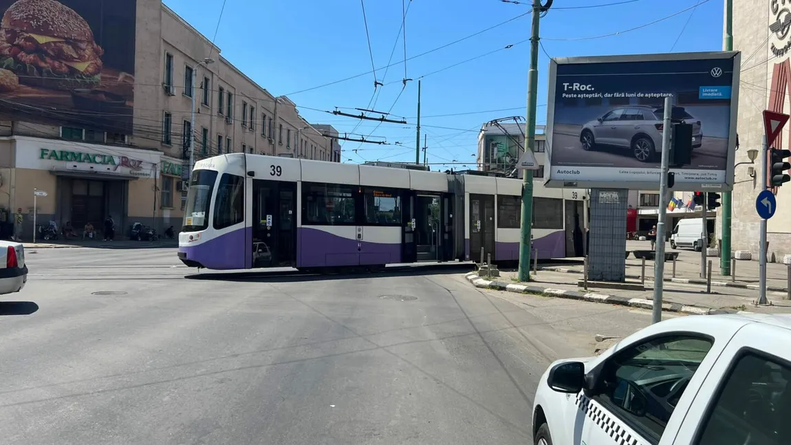 Tramvai deraiat şi ajuns pe trotuar, lângă Gara de Nord din Timişoara VIDEO
