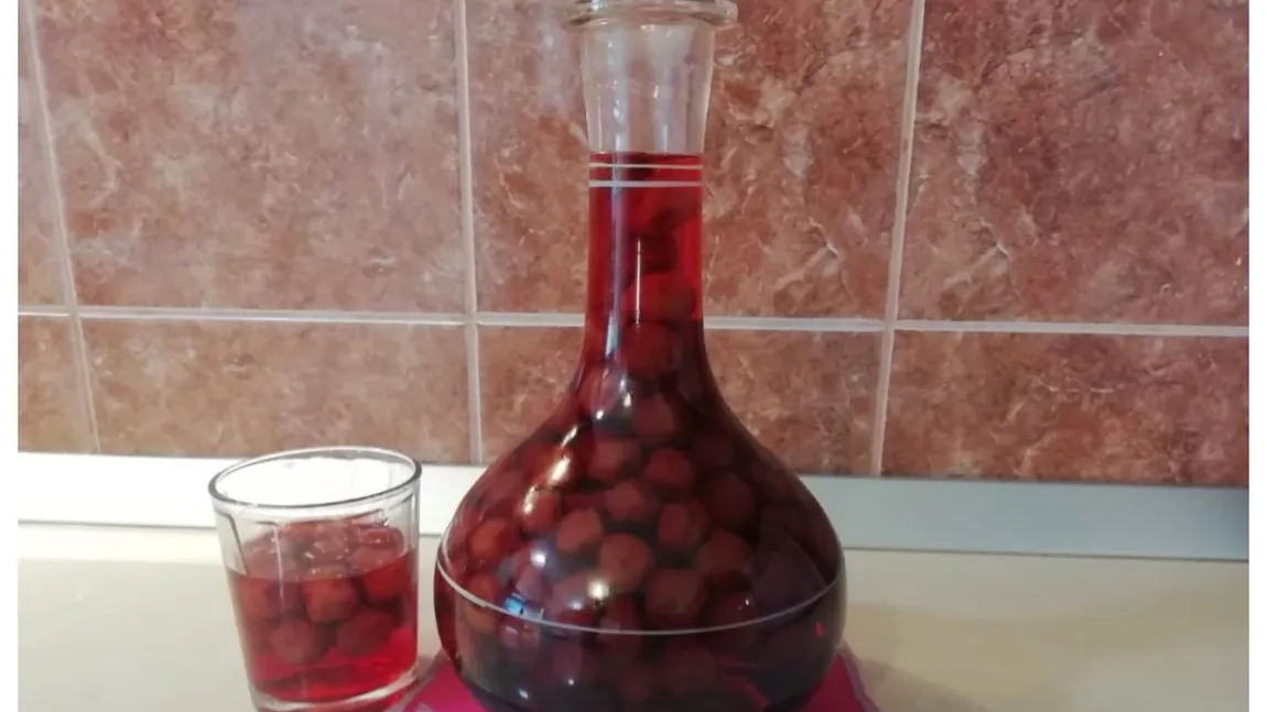 Cum se face vişinata, băutura preferată a româncelor. Reţeta pas cu pas