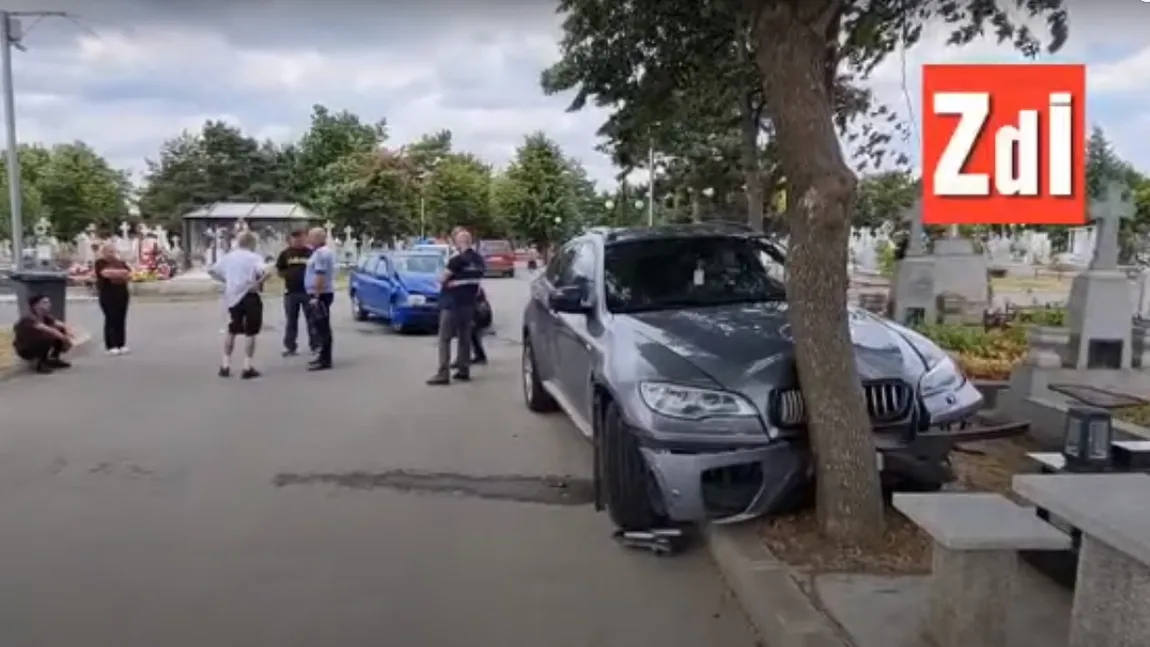 Accident cu BMW în cimitir. Două cavouri au fost dărâmate - VIDEO