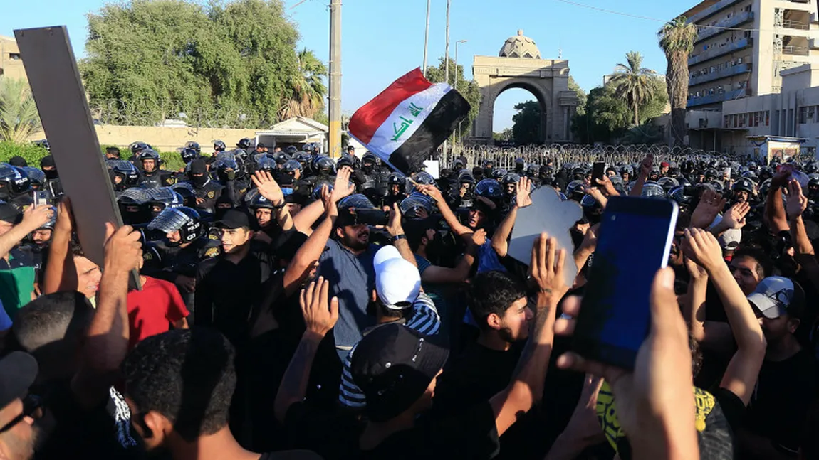 Revoluţie în Irak: Protestatarii au invadat Parlamentul, se folosesc gaze lacrimogene VIDEO
