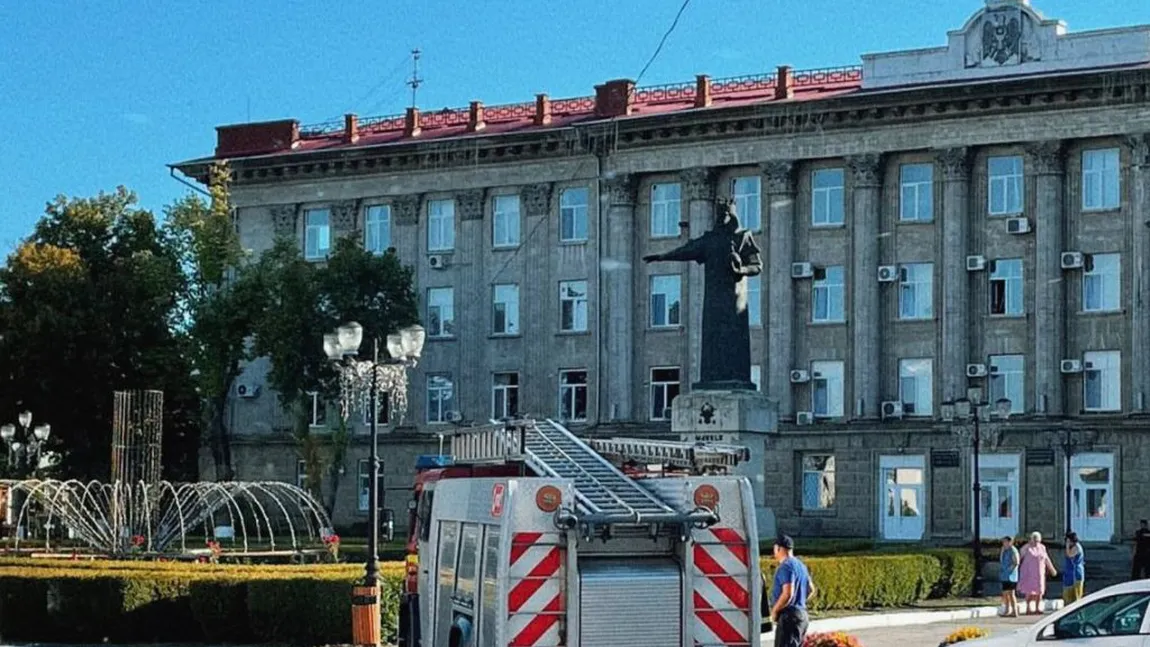 Alerte cu bombă în Moldova în zeci de locuri cheie, inclusiv la aeroport şi în primării. Autorităţile acuză influenţe din afara ţării