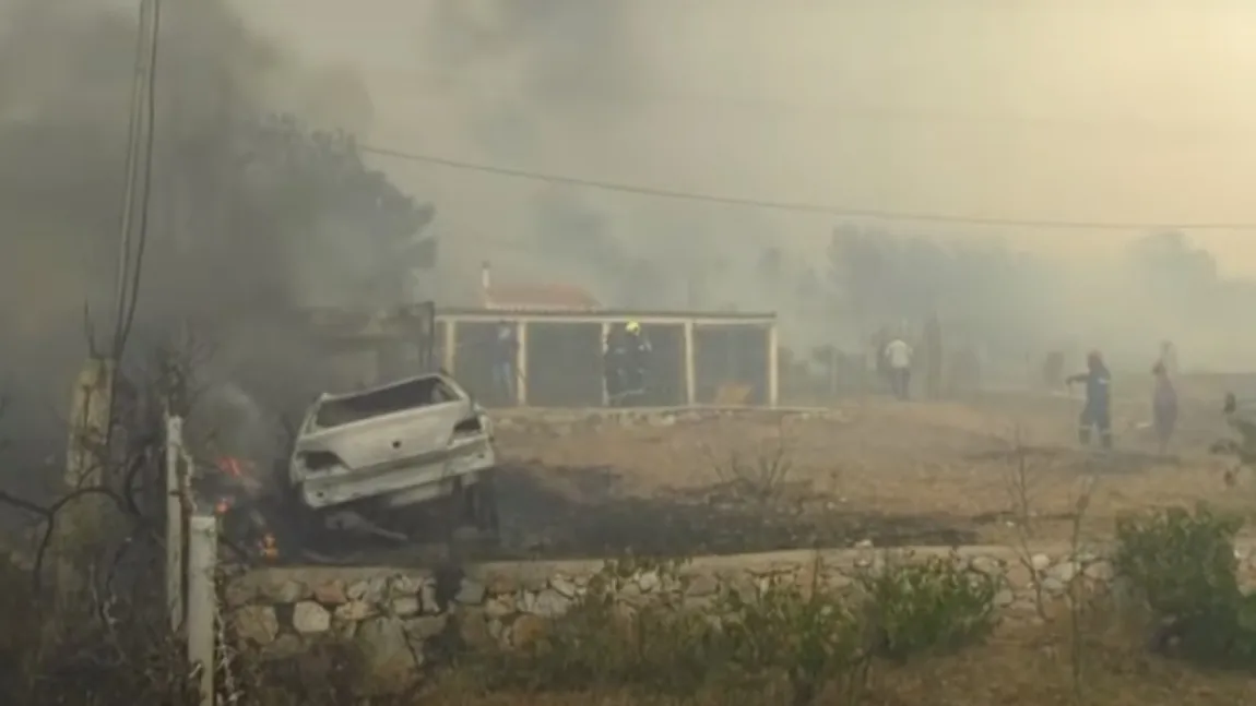 Incendiu de proporţii pe o insulă din Grecia. Turiştii şi localnicii, obligaţi să evacueze zona