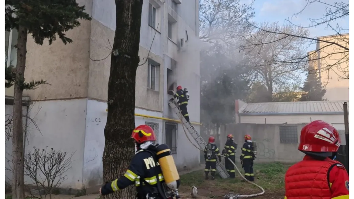 Incendiu puternic într-un bloc din Hunedoara. Cinci persoane, printre care şi doi copii, au ajuns la spital