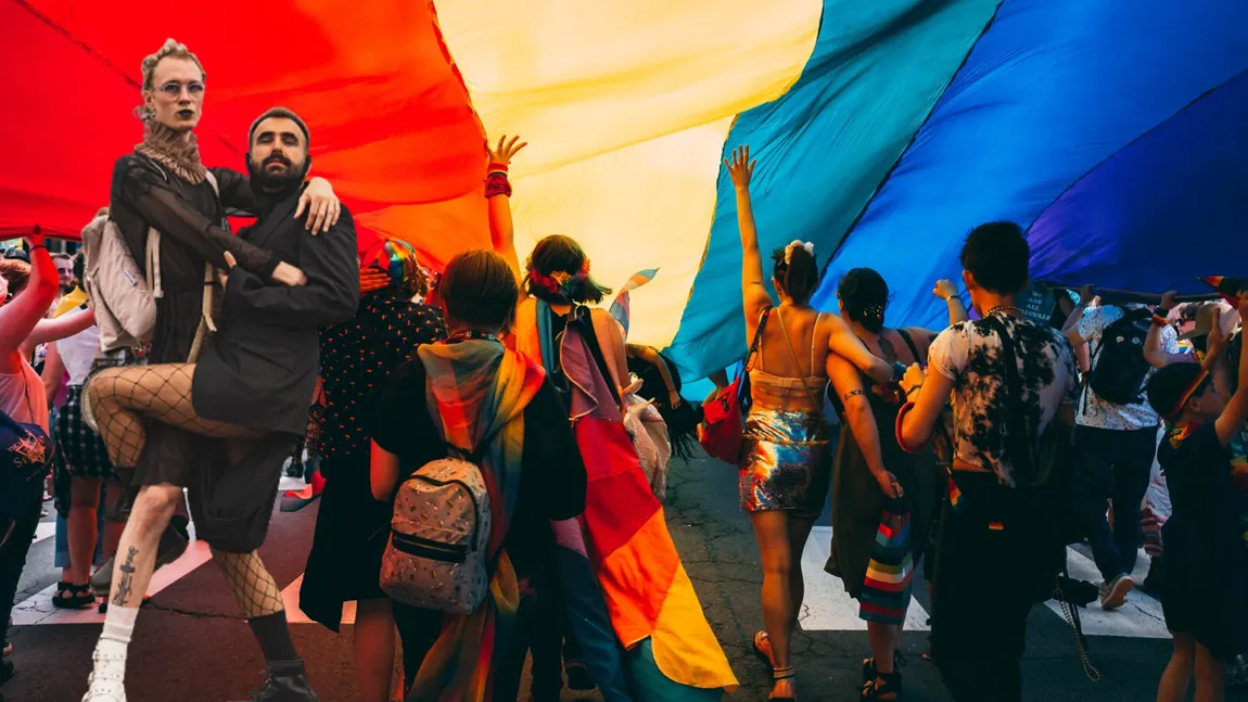 Panică în tabăra LGBT: Din ce în ce mai multe cazuri de variola maimuței, în România / În weekend se va desfășura marșul „curcubeu