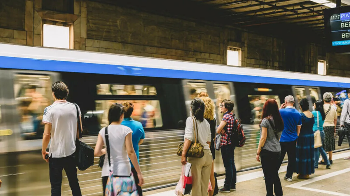Patru femei, tâlhărite în metrou, în Bucureşti. Un bărbat le-a smuls lănţişoarele şi cerceii din urechi în timp ce trenul era în staţie