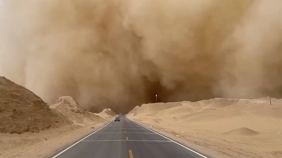Scene apocaliptice în China. O furtună de nisip a întunecat cerul şi a acoperit soarele VIDEO