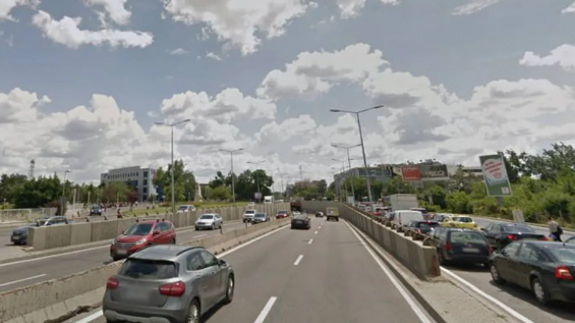 Pieton căzut de pe pasajul Băneasa, spre sensul de ieșire din București. Traficul din zonă este blocat