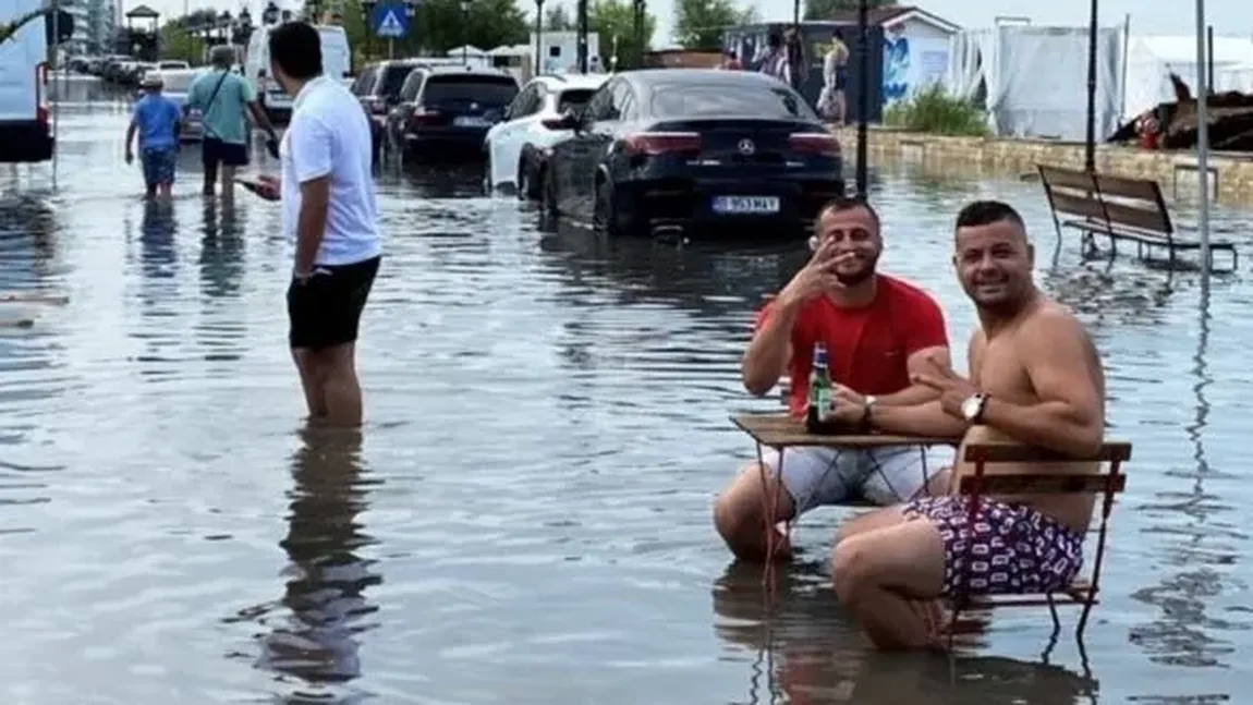 O ploaie torențială de 30 de minute a făcut ravagii în Mamaia. Turiștii au stat la terase în apă până la genunchi