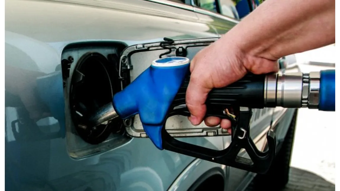 Benzina şi motorina continuă să se ieftinească. Guvernul ia în calcul prelungirea compensării cu 50 de bani la carburanţi