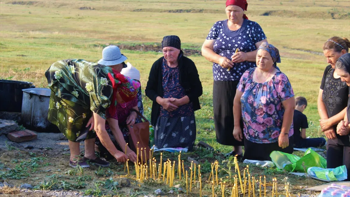 România, lovită de secetă. Apa este raţionalizată în mai multe judeţe. Oamenii se roagă pe câmpuri pentru ploaie FOTO