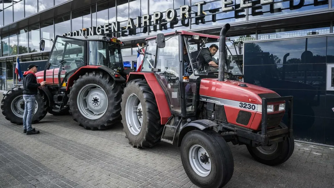 Fermierii olandezi continuă protestele. Zeci de tractoare au blocat un aeroport VIDEO