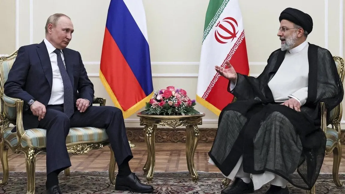 Vladimir Putin a ajuns la Teheran. O mână îi atârnă ca un pendul, imaginile cu coborârea din avion au şocat lumea VIDEO