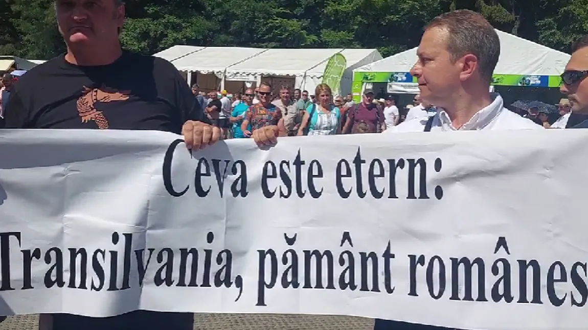 Scandal în timpul discursului lui Viktor Orban de la Băile Tușnad. Românii au venit cu bannere pe care au scris ”Transilvania, pământ românesc”