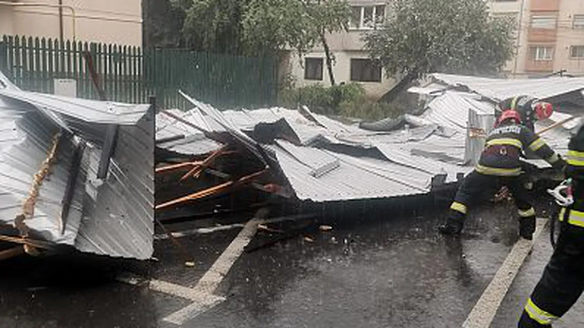 Furtună violentă în Vrancea, un acoperiş a căzut pe maşini VIDEO