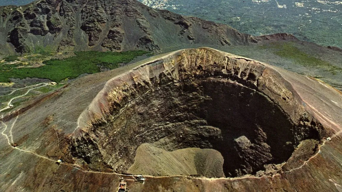 Era să-şi piardă viaţa din cauza unui selfie. Un turist a căzut în craterul Muntelui Vezuviu în timp ce încerca să-şi facă fotografia perfectă