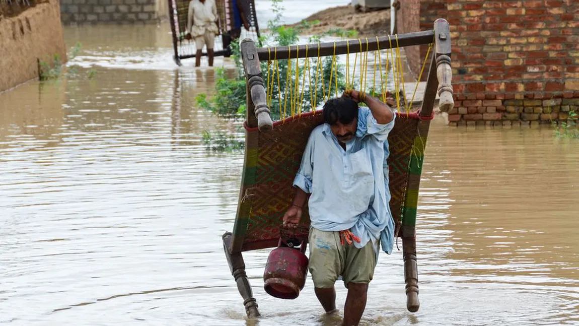 Stare de urgenţă. Inundaţiile au ucis 900 de oameni şi au distrus 220.000 de case, sunt afectaţi milioane de oameni în Pakistan