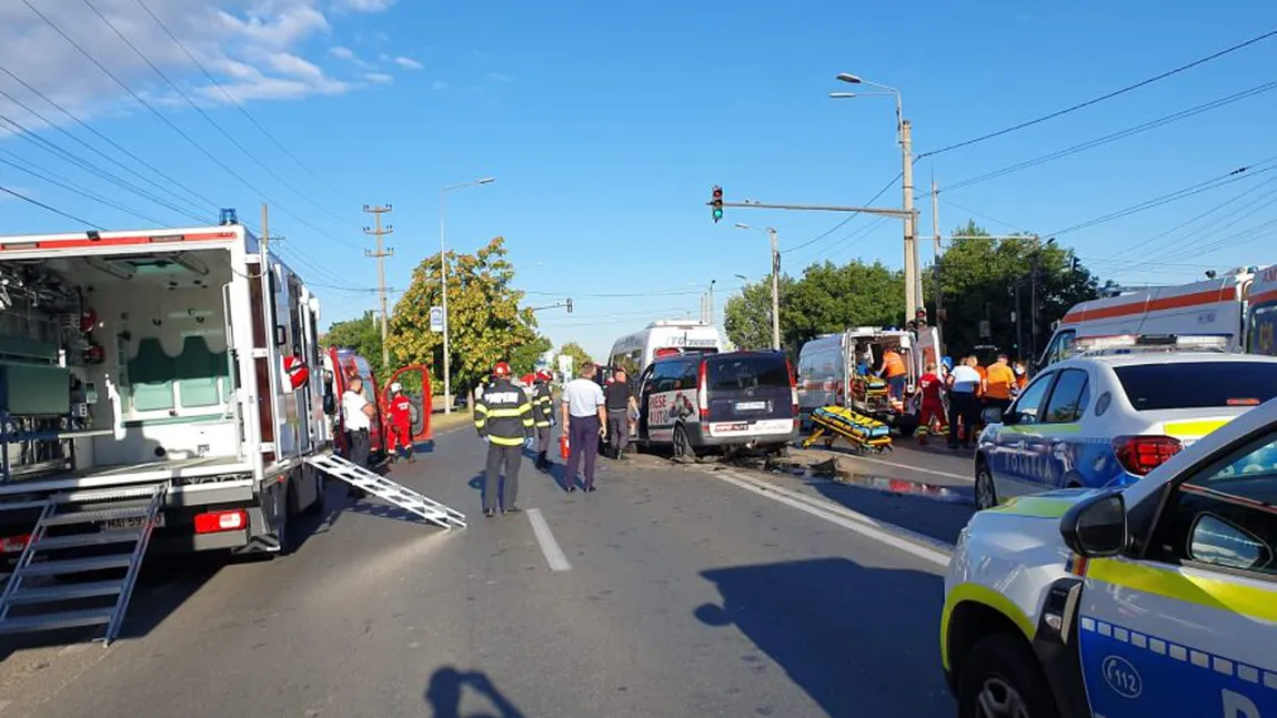 Microbuz de transport persoane şi 3 maşini, implicate în accident în Arad. 14 persoane au ajuns la spital
