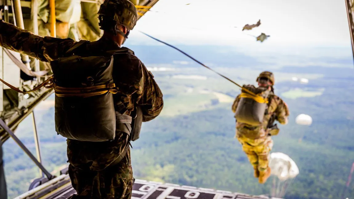 MApN recrutează 40 de persoane pentru divizia de paraşutişti comando. Ce salariu primesc viitorii luptători de elită