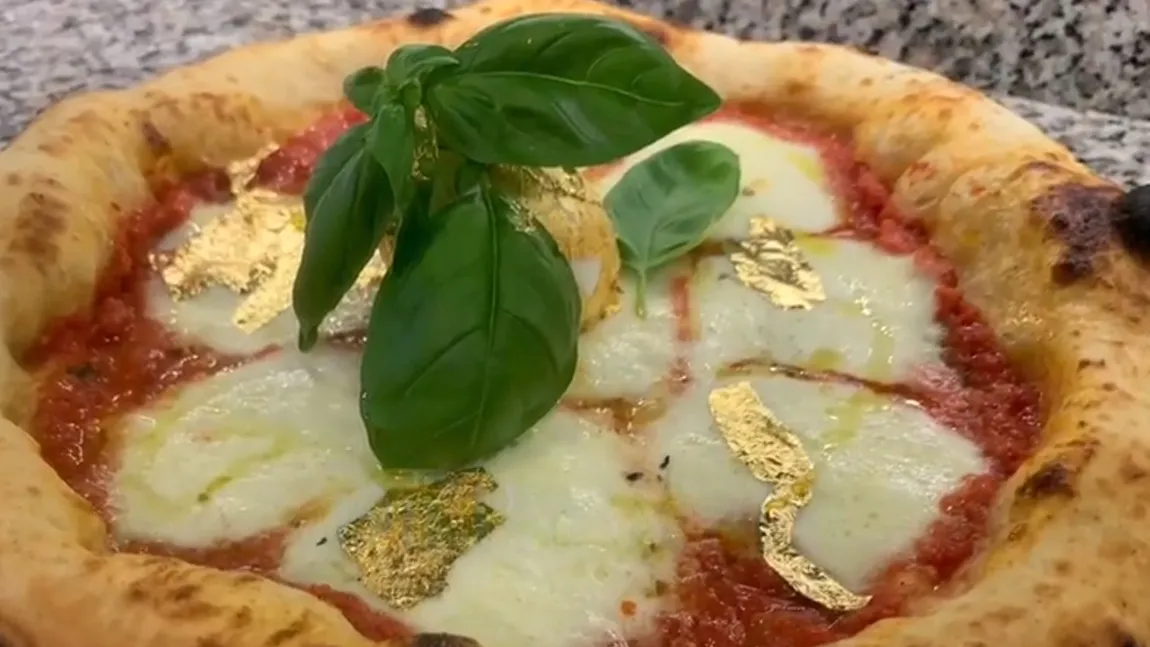 Prima pizza cu foiţă de aur în Italia, făcută de un român. Cât costă şi ce ingrediente conţine