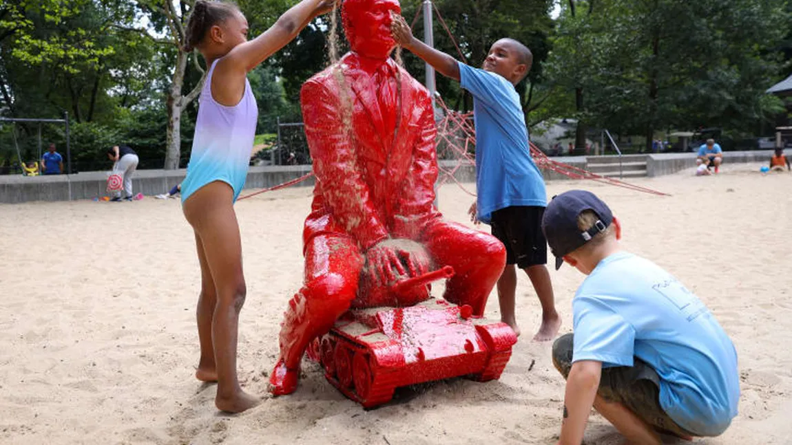 O sculptură înfăţisându-l pe Putin călare pe un tanc a apărut într-o zonă de joacă din Parcul Central din New York