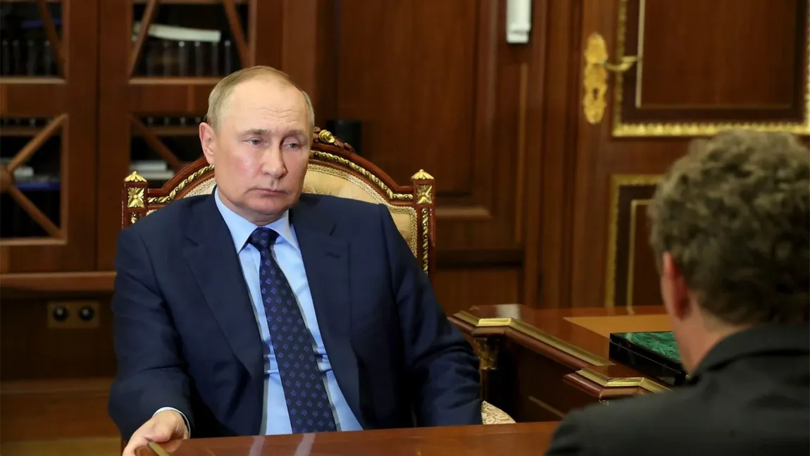 Noi imagini cu Putin ţinându-se strâns de birou alimentează speculaţiile că ar fi bolnav VIDEO
