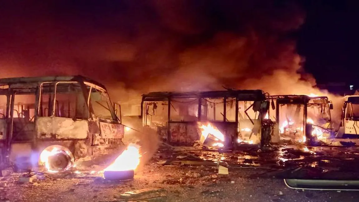 Ruşii atacă dezlănţuit în Ucraina: o rachetă Iskander a lovit zeci de autobuze la Dnipro VIDEO