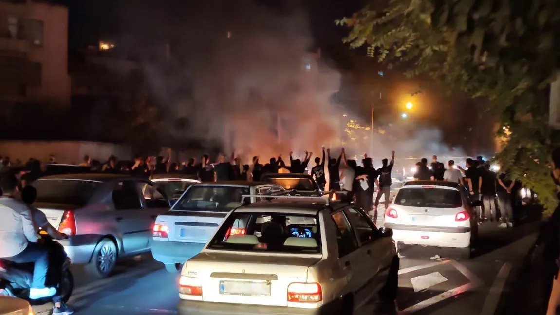 Proteste masive în Iran: maşini de poliţie distruse, bănci devastate, s-a strigat 