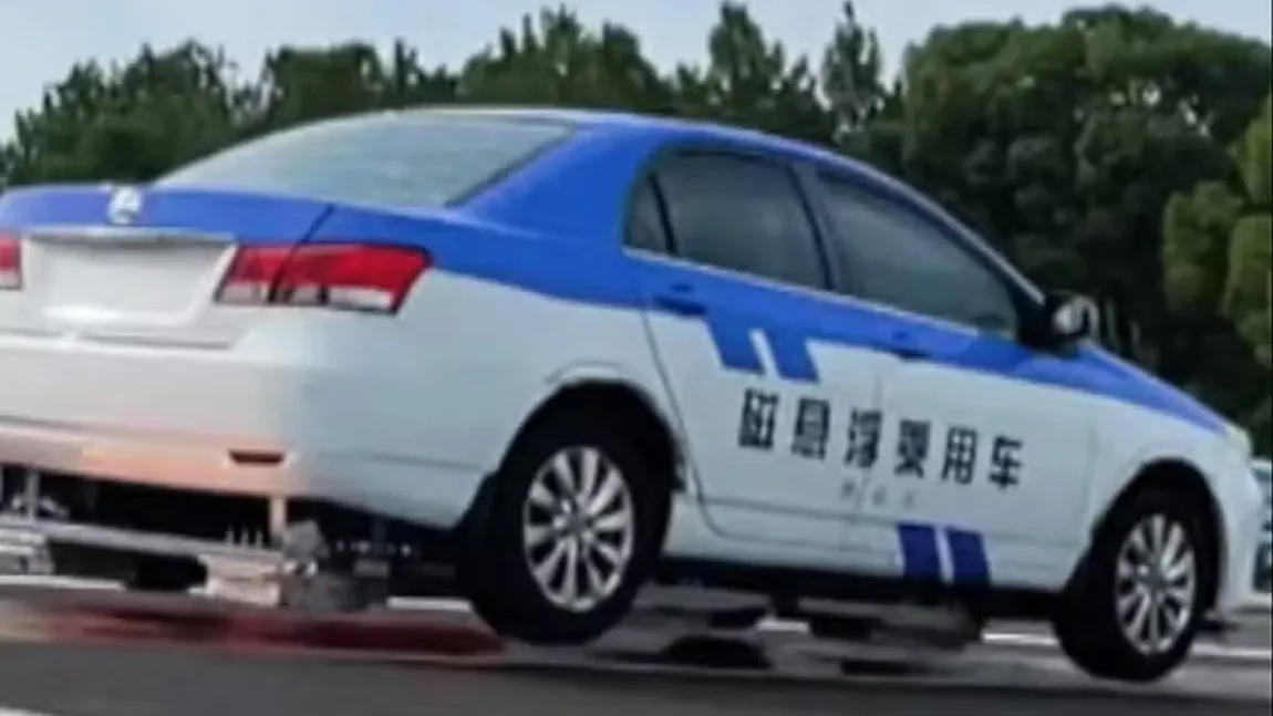 VIDEO China a testat cu succes maşini cu levitaţie magnetică, pe autostradă. Au o viteză de 230 km/oră şi rulează la 35 mm deasupra pământului