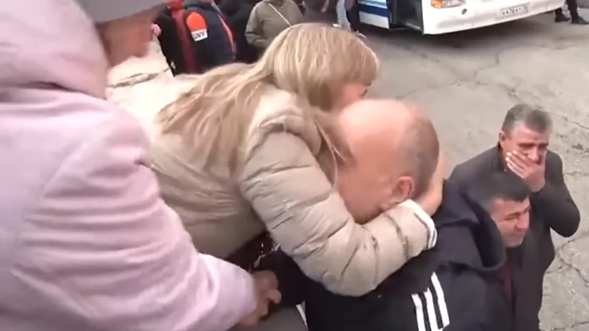 Imagini sfâşietoare de la plecarea pe front a ruşilor smulşi de Putin de lângă familiile lor. Bărbaţii sunt urcaţi în autobuze VIDEO