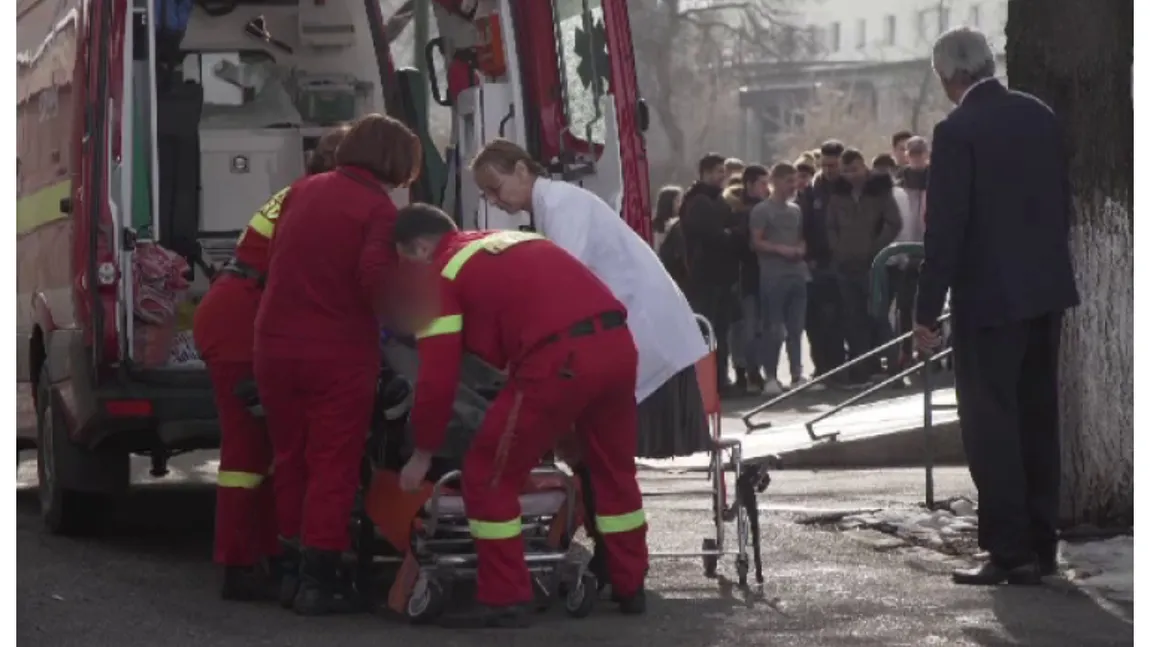 Incident şocant la un liceu din Ploieşti. Un elev a încercat să intre în şcoală cu un briceag