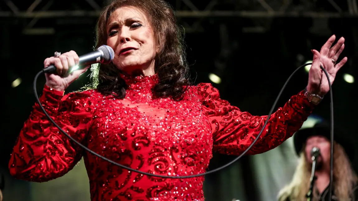 Loretta Lynn a murit la 90 de ani. Era una dintre cele mai mari vedete ale muzicii country din SUA